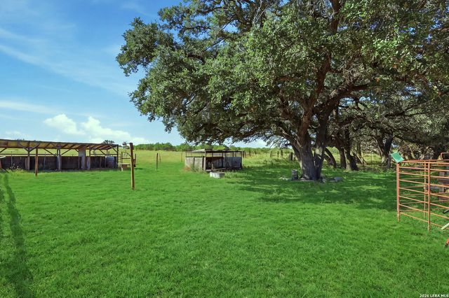 1250 County Road 304, Floresville, TX 78114