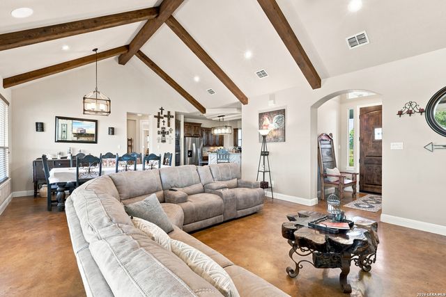 1250 County Road 304, Floresville, TX 78114