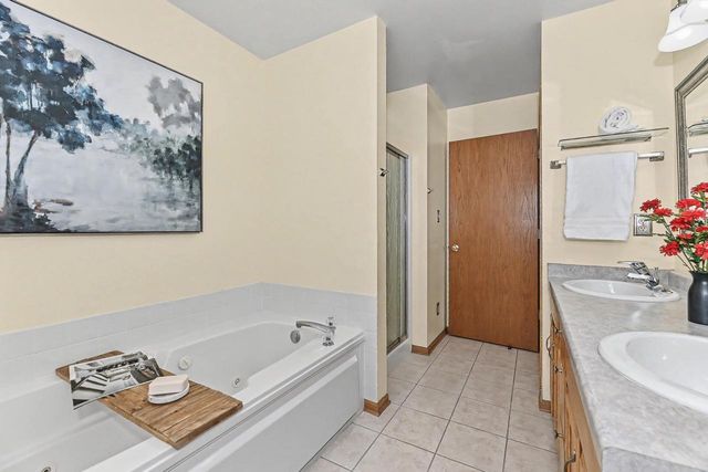 2705 Darrell DRIVE, Waukesha, WI 53188