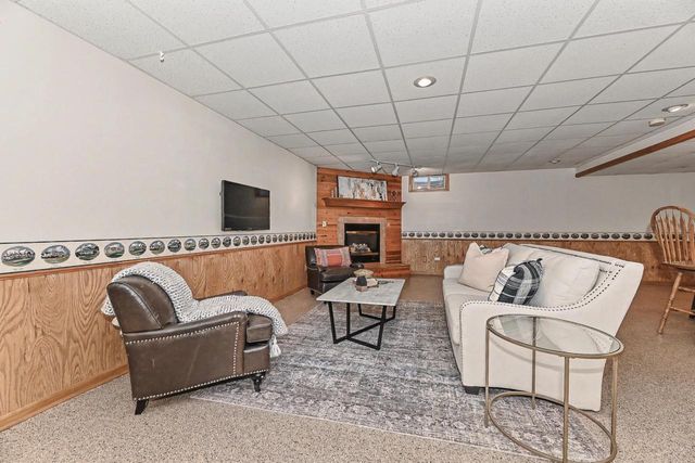 2705 Darrell DRIVE, Waukesha, WI 53188