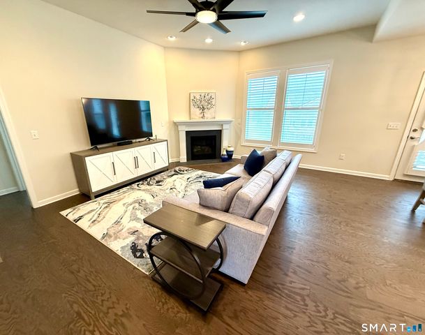 941 Mackenzie Lane 941, Oxford, CT 06478