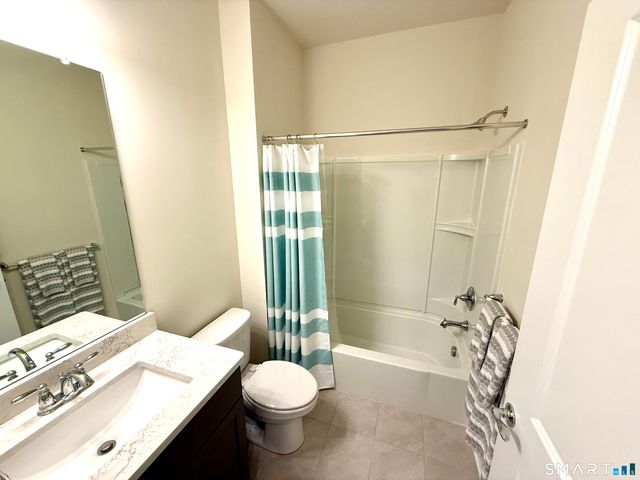 941 Mackenzie Lane 941, Oxford, CT 06478