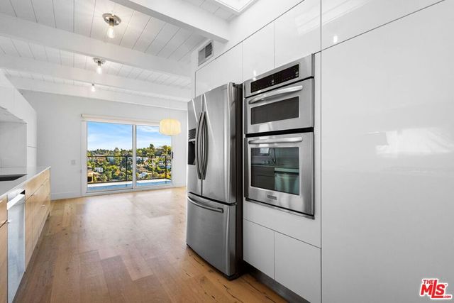 2226 Ronda Vista Drive, Los Angeles, CA 90027