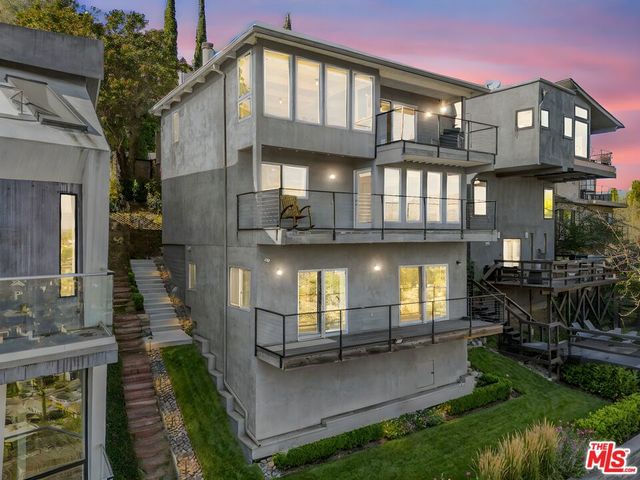 2226 Ronda Vista Drive, Los Angeles, CA 90027