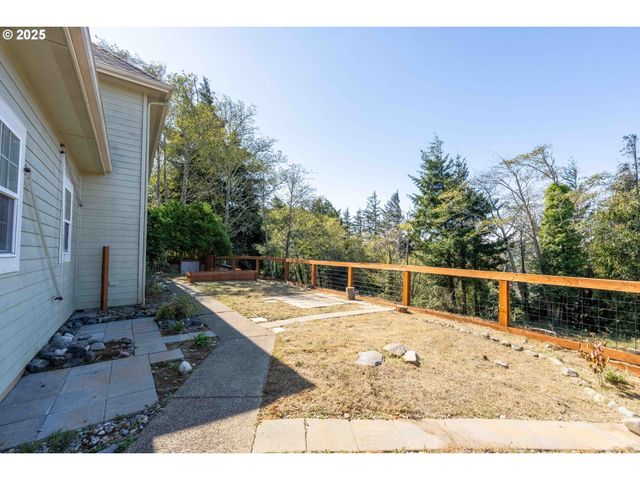 2279 HAMILTON St, North Bend, OR 97459