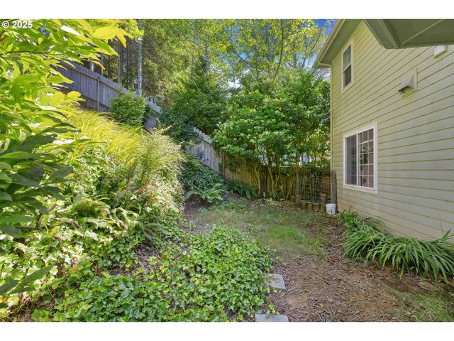 2279 HAMILTON St, North Bend, OR 97459