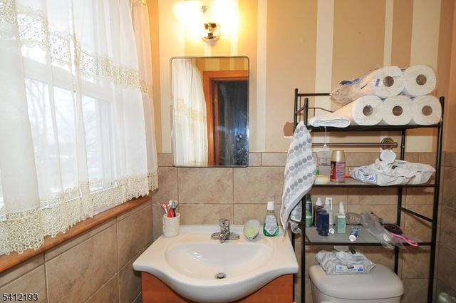 300 Kennedy Dr, Linden City, NJ 07036