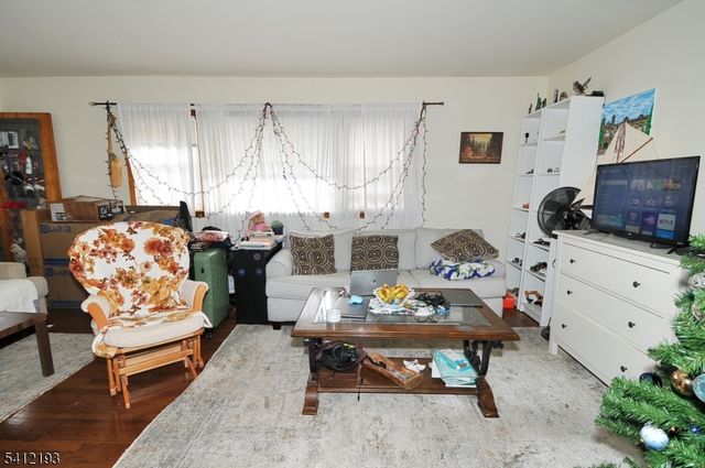 300 Kennedy Dr, Linden City, NJ 07036