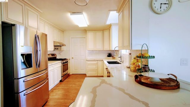 102 Kelobra Ct, Walnut Creek, CA 94598