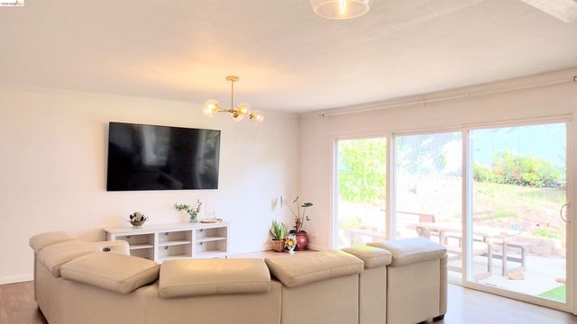 102 Kelobra Ct, Walnut Creek, CA 94598