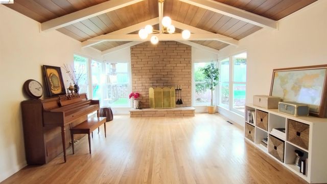 102 Kelobra Ct, Walnut Creek, CA 94598