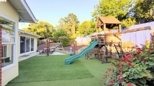 102 Kelobra Ct, Walnut Creek, CA 94598