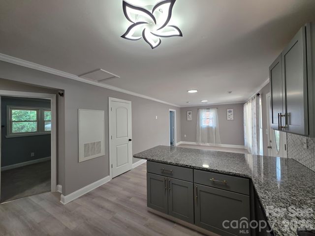 1501 VANCOUVER Drive, Charlotte, NC 28213