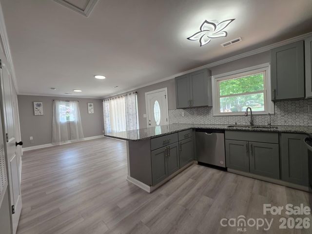 1501 VANCOUVER Drive, Charlotte, NC 28213
