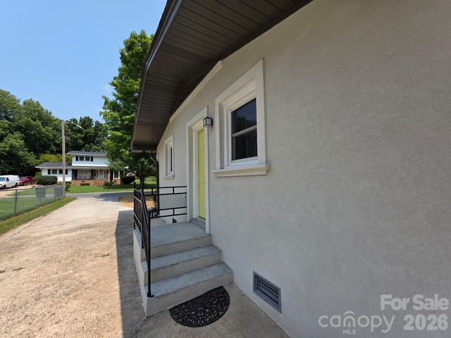 1501 VANCOUVER Drive, Charlotte, NC 28213
