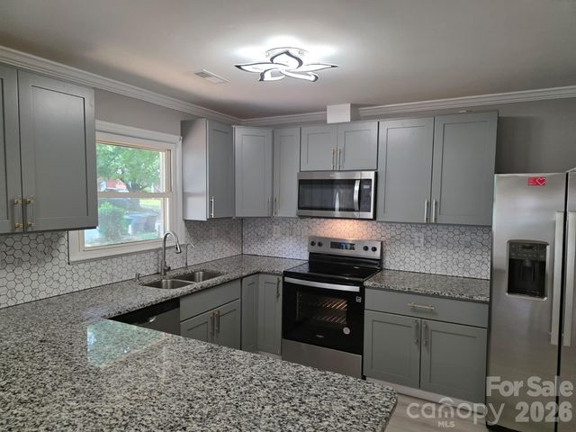 1501 VANCOUVER Drive, Charlotte, NC 28213