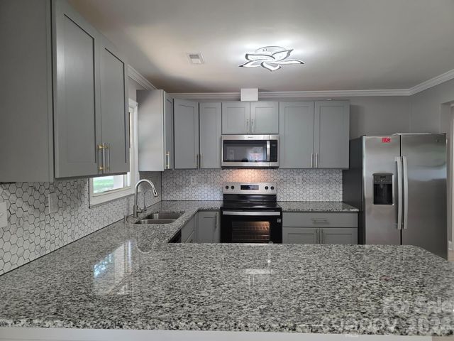 1501 VANCOUVER Drive, Charlotte, NC 28213