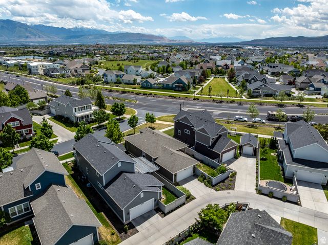 10396 S OTTER TRAIL DR, South Jordan, UT 84009