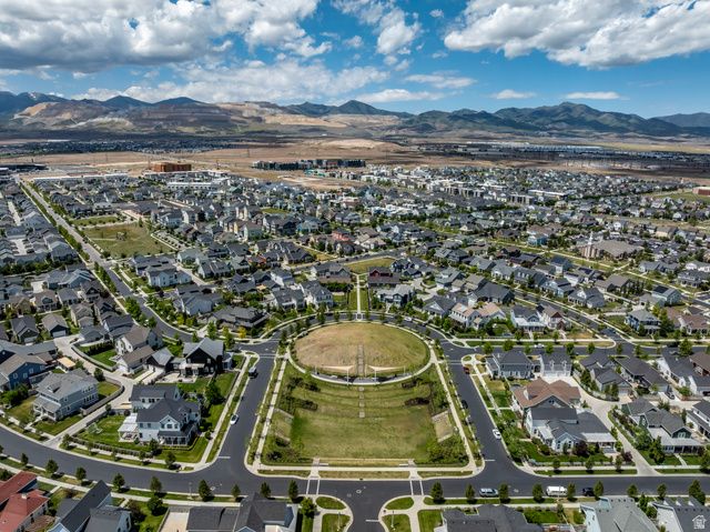 10396 S OTTER TRAIL DR, South Jordan, UT 84009
