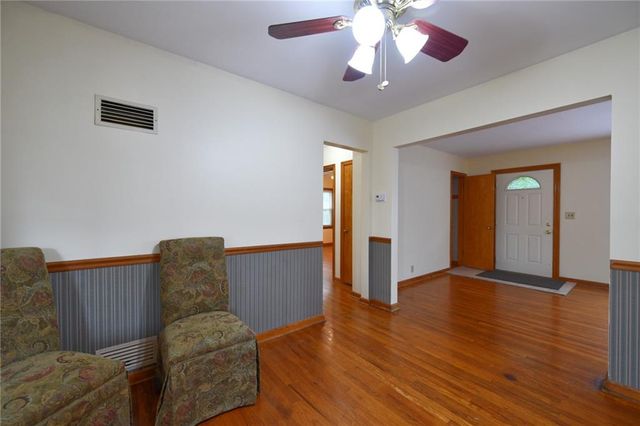 9604 E 32nd Street, Independence, MO 64052
