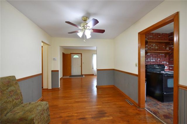 9604 E 32nd Street, Independence, MO 64052