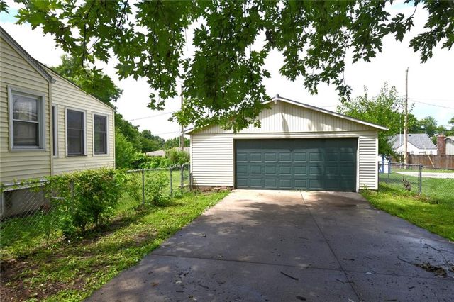 9604 E 32nd Street, Independence, MO 64052