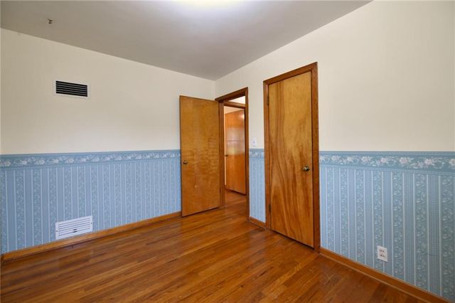 9604 E 32nd Street, Independence, MO 64052