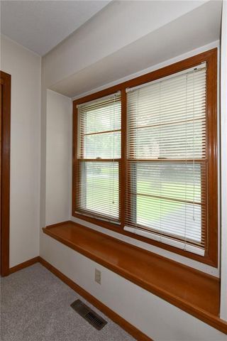 9604 E 32nd Street, Independence, MO 64052