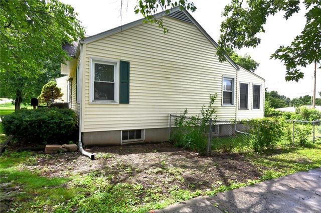 9604 E 32nd Street, Independence, MO 64052