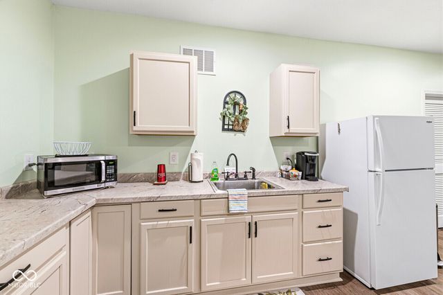 525 Amersham Court, Avon, IN 46123