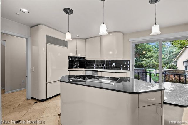 1131 Hillpointe Circle, Bloomfield Hills, MI 48304
