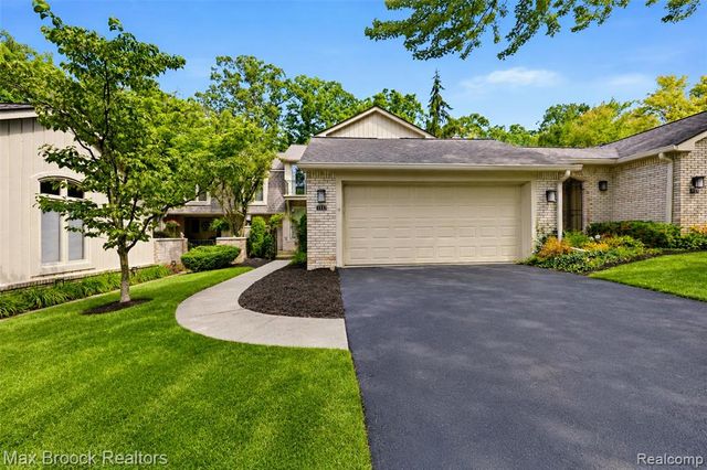 1131 Hillpointe Circle, Bloomfield Hills, MI 48304