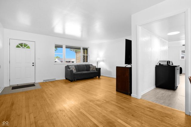 13705 E 200 S, Columbus, IN 47203
