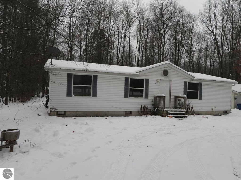 Image 18 of property listing at 224 Radcliff Drive, Houghton Lake, MI 48629