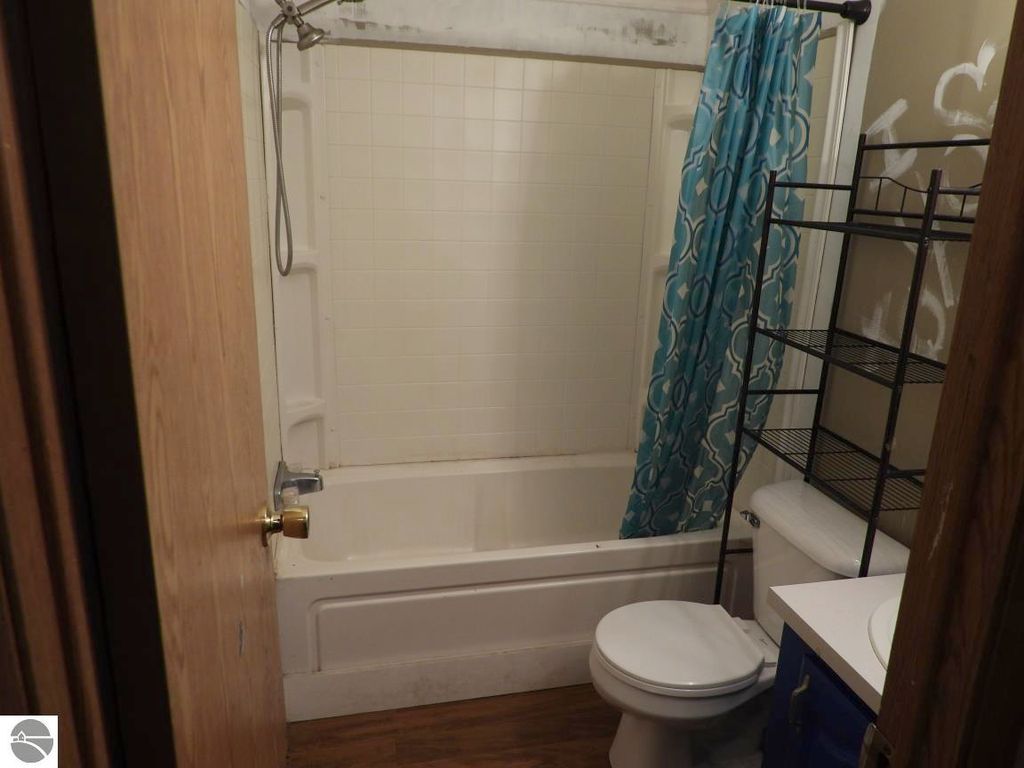 Image 6 of property listing at 224 Radcliff Drive, Houghton Lake, MI 48629