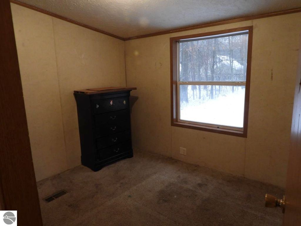 Image 7 of property listing at 224 Radcliff Drive, Houghton Lake, MI 48629