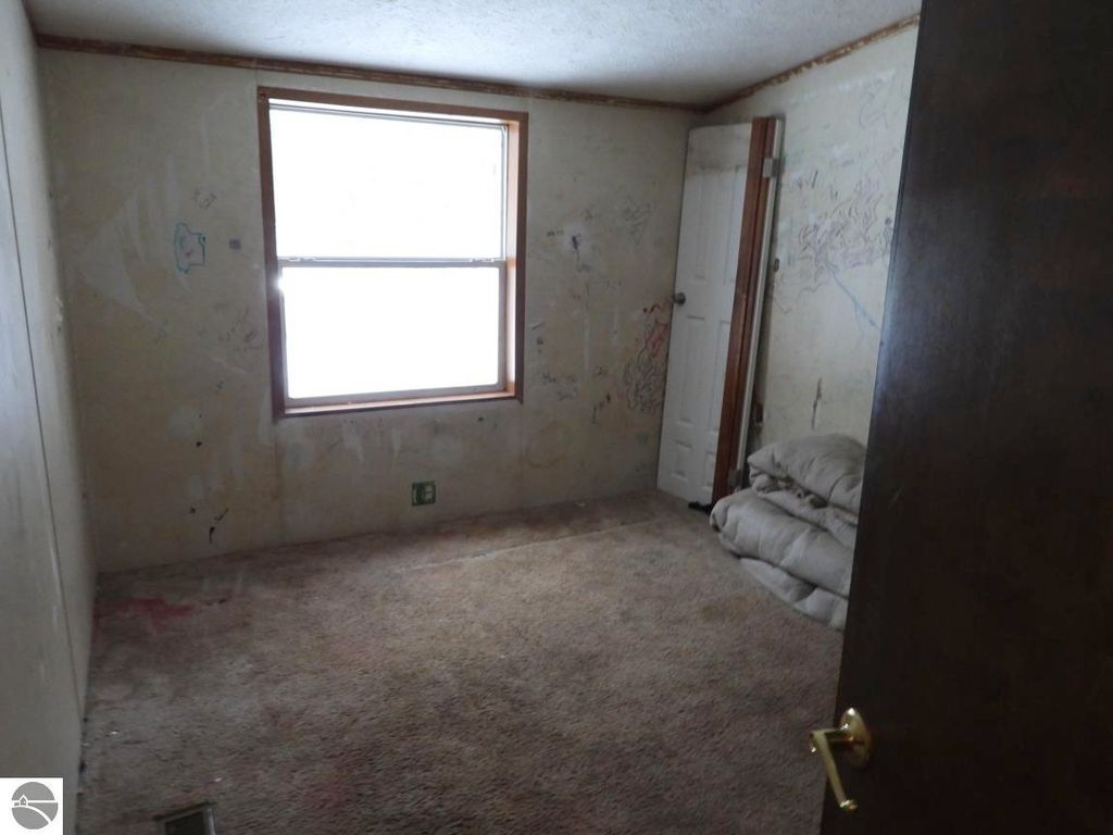 Image 8 of property listing at 224 Radcliff Drive, Houghton Lake, MI 48629