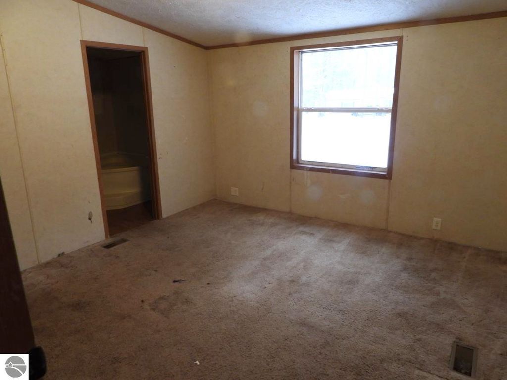 Image 9 of property listing at 224 Radcliff Drive, Houghton Lake, MI 48629