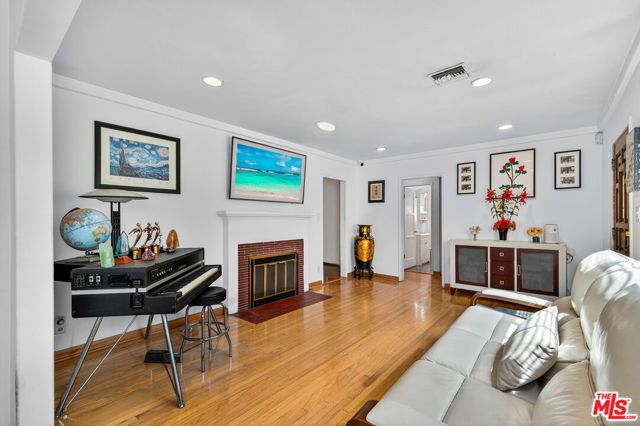 1701 N Buena Vista Street, Burbank, CA 91505