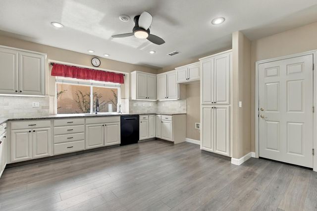 404 Solmar Ct, Oakdale, CA 95361