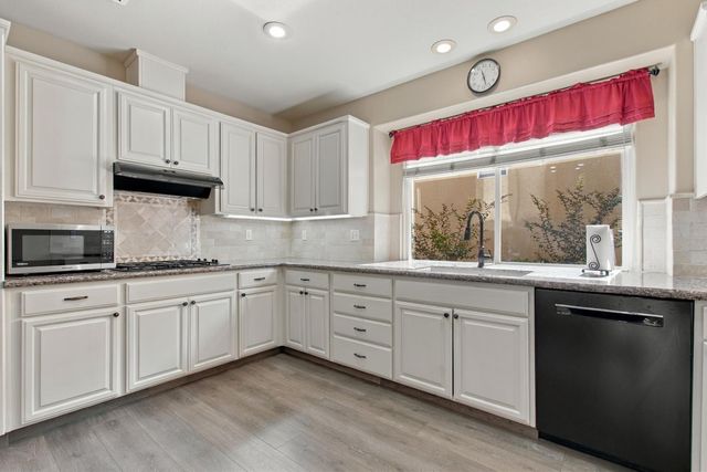 404 Solmar Ct, Oakdale, CA 95361