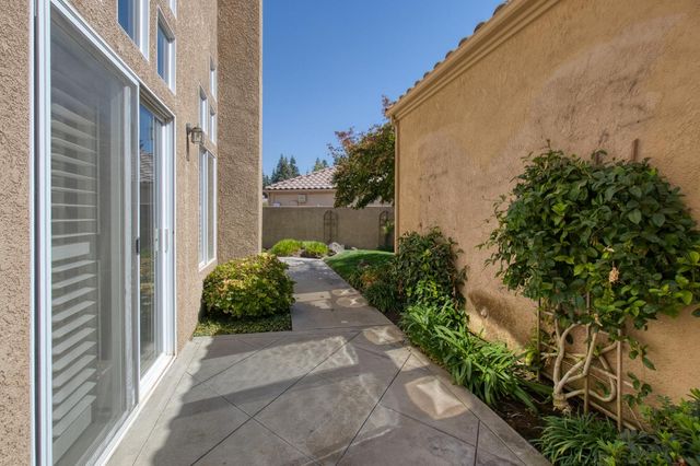 404 Solmar Ct, Oakdale, CA 95361