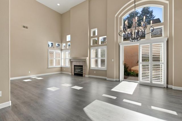 404 Solmar Ct, Oakdale, CA 95361