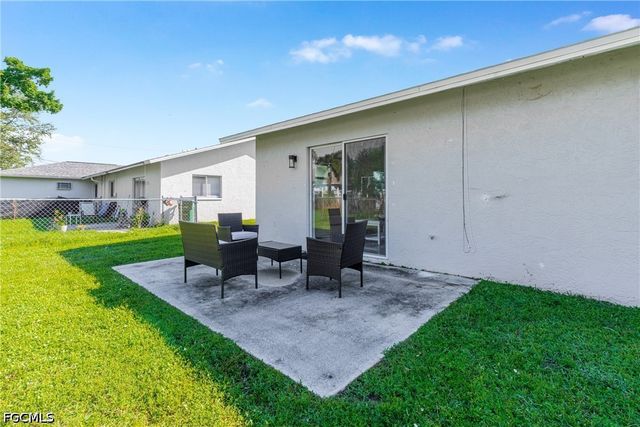 1722 SW Santa Barbara PL, Cape Coral, FL 33991