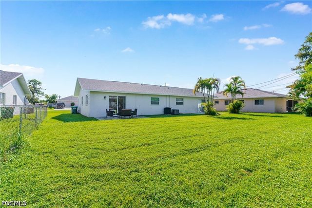 1722 SW Santa Barbara PL, Cape Coral, FL 33991