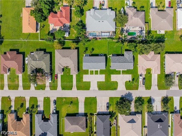 1722 SW Santa Barbara PL, Cape Coral, FL 33991