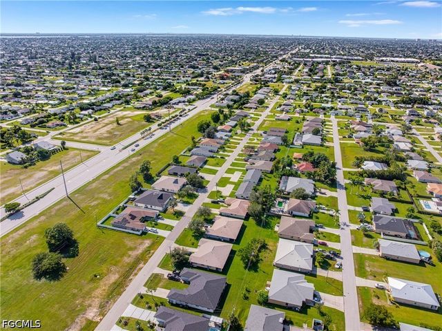 1722 SW Santa Barbara PL, Cape Coral, FL 33991