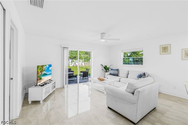1722 SW Santa Barbara PL, Cape Coral, FL 33991