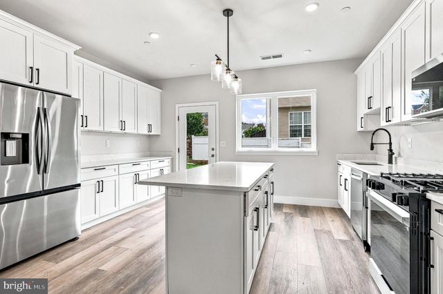 305 FOUNTAIN ST, Philadelphia, PA 19128