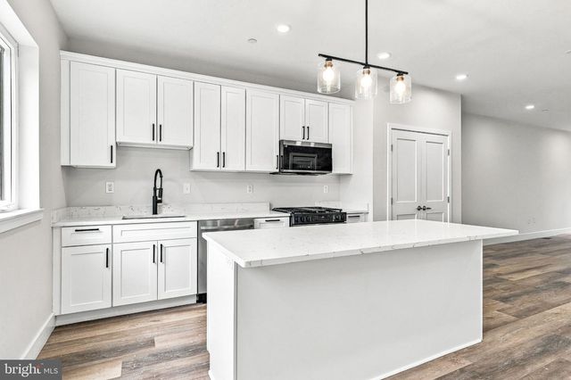 305 FOUNTAIN ST, Philadelphia, PA 19128